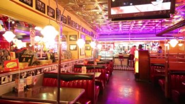 Moskova - 18 Ocak 2015: Beverly Hills Diner - ağ stilize Amerikan restoran Moskova, garsonlar eser