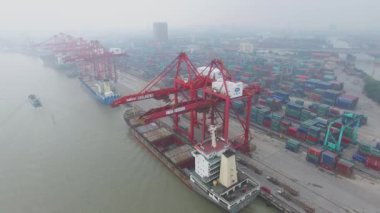 Shanghai - 07 Kasım 2015: Zhanghuabang konteyner Terminal sonbahar bulutlu gün sahil Hanghan nehrinde. Havadan görünümü