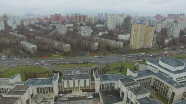 Moskova - 21 Kasım 2015: Yapı, Moskova Devlet Enstitüsü, uluslararası ilişkiler Mgimo sokak şehir trafik ile. Havadan görünümü