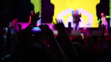 Gece kulübü performansı sırasında video çekimleri telefon, eller