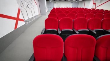 Moskova - 25 Aralık 2014: Spartak stadyumu basın toplantıları toplantı salonu ile kırmızı koltuk. 2018 Dünya Kupası'nda oynanan oyunlar için yeni stadyum nesneleri listesinde bulunduğunu