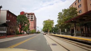 Camden, Amerika Birleşik Devletleri - 04 Eylül 2014: Cooper Caddesi güneşli bir sonbahar günü, hareket eden bir arabadan görünümünden üzerinde