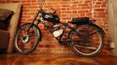 Motosiklet tuğla duvar ve yatak boş Studio Cilalı döşeme ile yakın