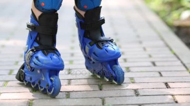 Roller-Blade kaldırımda poz küçük kız bacakları