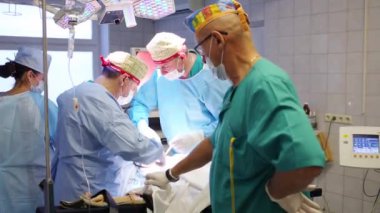 Moskova - Eylül 1, 2015: Doktorlar endoskopi cerrahi herniotomy Merkezi endosurgical ve litotripsi sonra gözyaşları kadar dikmek