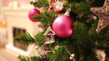 Topları ve elektrikli şömine odak dışı Noel ağacının yakın çekim
