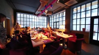 Moskova - 28 Aralık 2014: İnsanlar yeni yıl tatili sırasında Siren kafede kafede masada oturuyor. Siren Sokolniki Park aile kafede cazibe çocuklar için düzenler