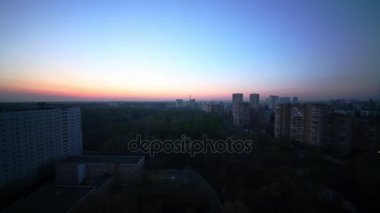 Cityscape yerleşim alanı ve şafak gökyüzü, kuş şarkı sesi ile
