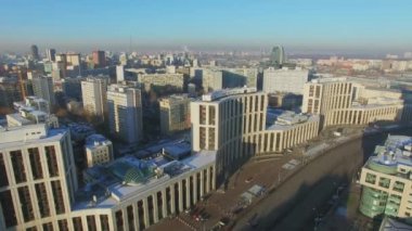 Kış güneşli gün, Saharova Caddesi'nde trafik ile şehir panoraması. Havadan görünümü