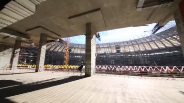 Stadyumda çit ve yeniden yapılanma sitesinde insanlar ile platform ile ilgilenen panorama.