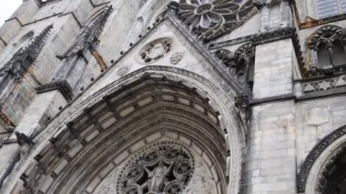 NYC, Amerika Birleşik Devletleri - 22 Ağustos 2014: Parça, Cathedral Kilisesi St John Amsterdam Caddesi ile w112th sokak kavşağında ilahi cephe.