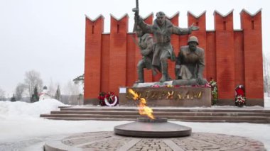 Kış ikinci dünya savaşında katılan Siberians için anıt. Metin: Siberians