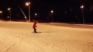 Kız çocuk kayakçı yamaç ve döner gece kask içinde