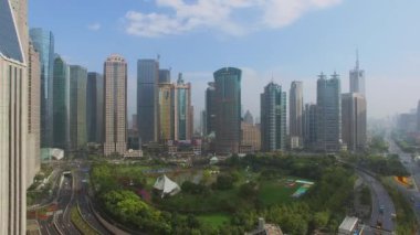 Shanghai - 07 Kasım 2015: Cityscape gökdelenler sonbahar güneşli gün arasında Lujiazui Park ile. Havadan görünümü