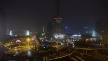 Shanghai - 07 Kasım 2015: Birçok kişi yürüyüş akşam Oriental Pearl Tv Tower yakınındaki taşıma trafik ile kare üzerinde yuvarlak Üstgeçit tarafından. Havadan görünümü