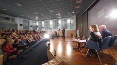 Moskova - 6 Nisan 2015: Panorama önde gelen töreni, konuşmacı ve izleyici ile. Eğer tüm Natalia Belyauskene yaratıcısı olarak seyirci Ödülleri oyun Yarışması Internet oylama aldı.