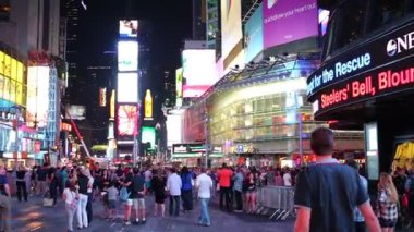 NYC, Amerika Birleşik Devletleri - 22 Ağustos 2014: Bir sürü insan var dinlenme yaya bölgesi Broadway at akşam saat.