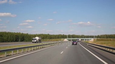 Yaz ulaşım Köprüsü altında yolda arabaları