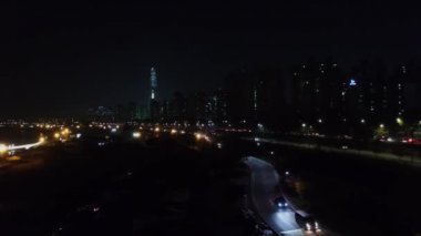 Taşıma trafik sonbahar gece Seul Olimpiyat karayolu üzerinde. Havadan görünümü