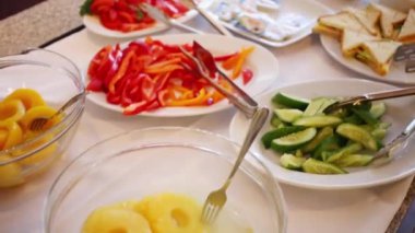 Sebze, meyve, ekmek ve peynir tablo