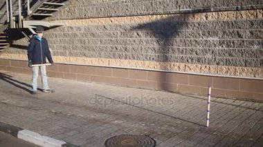 Gorodki oyun oynarken çocuk yarasa ve özlüyor atar.