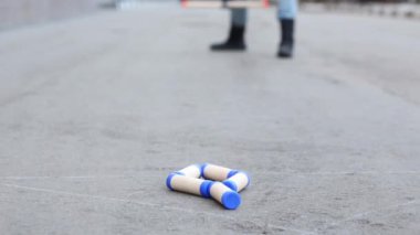 Şekil raket üzerinde kaldırım kırma gorodki oyunun ikinci denemesi.