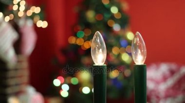 İki elektrik mumlar ve Noel ağacı yak²n görünümünü kapat