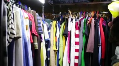 Elbise ve kıyafetler ve katta dikiş makinesi ile dolap