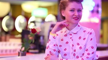 Genç ve güzel kadın teşkil etmektedir ve kırmızı gül restoranda alır