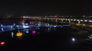 Seoul - 03 Kasım 2015: Sonbahar gece Banpodaegyo ulaşım Köprüsü yakınlarında Hangang nehrinde aydınlatılmış binalar. Havadan görünümü