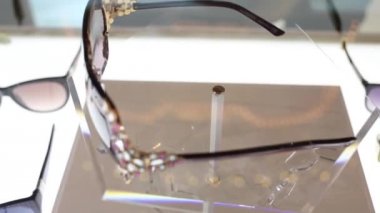 Güzel moda gözlük cam dükkanda arkasında dönen rhinestones ile