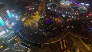 Shanghai - 07 Kasım 2015: Şehir trafik yuvarlak kare, akşam Oriental Pearl Tv Tower yakınındaki yaya köprüsü üzerinde. Havadan görünümü