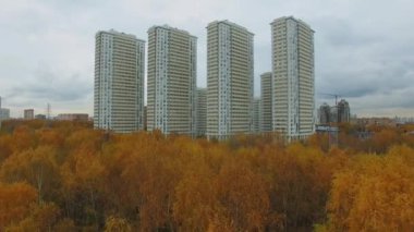 Ulusal Parkı Elk adada konut sonbahar bulutlu gün karmaşık renkli yeşillik ağaçlarıyla. Havadan görünümü