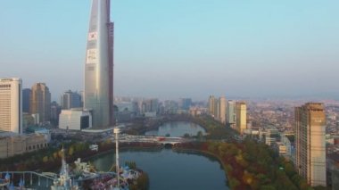 Seoul - 03 Kasım 2015: Cityscape Lotte World eğlence parkı göl ve sonbahar günü, Lotte kule gökdelen ile. Havadan görünümü