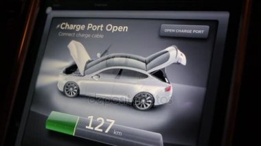 Moskova, Rusya - 14 Mart 2015: Denetim Masası içinde elektrikli otomobil Tesla Model S üçüncü uluslararası sergi dostum 2015 yılında sergi merkezi Sokolniki adlı modları arasında geçiş yapma.