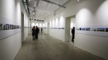 Moskova - 12 Şubat 2015: Seyirci Multimedya sergi büyük modernistlerden Artplay Tasarım Merkezi sonra koridorda