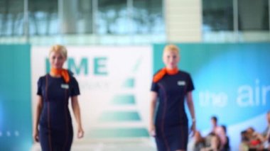 Moskova, Rusya - 9 Temmuz 2015: Havaalanı Domodedovo Dme pist üniforma Nordavia Hava Yolları'nda moda'de iki kız göster: