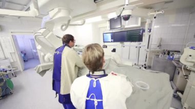 Moskova - 1 Eylül, 2015: Doktor ve hemşire kuralları kardiyo-vasküler cerrahi ile litotripsi ve endosurgical Merkezi angiograph