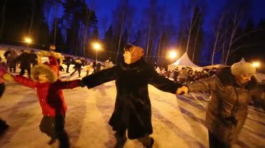 Lechischevo, Rusya - 22 Şubat 2015: İnsanlar dans Holiday House ve Hotel Avantel Club Istra gece boyunca Shrovetide, hasır bebek etrafında daire