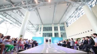Moskova, Rusya - 9 Temmuz 2015: Gösteri üniformalarınızdan Transaero Havayolları havaalanı Domodedovo Dme pist moda gösterisi