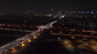 Üstgeçidin Olimpiyat Otoban ve Seul Banpo speedway sonbahar gece trafik. Havadan görünümü
