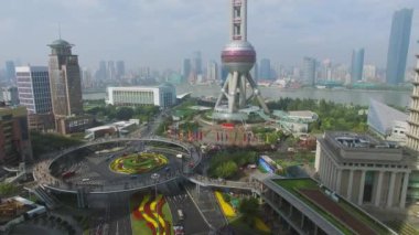 Shanghai - 07 Kasım 2015: Yayalar yürüyüş dolambaçlı Oriental Pearl Tv Tower yakınındaki taşıma trafik sonbahar güneşli gün ile yukarıda yuvarlak Köprüsü tarafından. Havadan görünümü