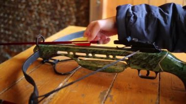 Eller erkek Ekle ok tatar yayı içine. Görünümü kapatın