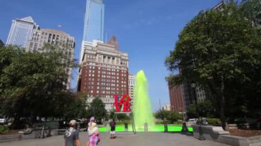Philadelphia, Amerika Birleşik Devletleri - 02 Eylül 2014: İnsanlar bir çeşme ve yazıtlar aşk şeklinde heykel ile aşk parkta yürüyüş. Aşk heykel Robert Indiana, 1978 yılında oluşturulan tarafından Love tarafından adlandırılan Park