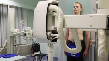 Genç adam röntgen cihazın Radyografi sonra bırakır.