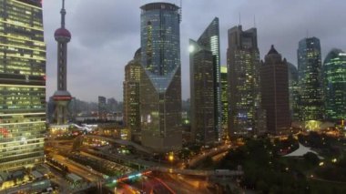 Shanghai - 06 Kasım 2015: Cityscape akşam Lujiazui Park ve Oriental Pearl Tv Kulesi yakınında trafik ile. Havadan görünümü