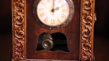 Oyma durumda ve sallanan sarkaç ile portre ahşap saat.