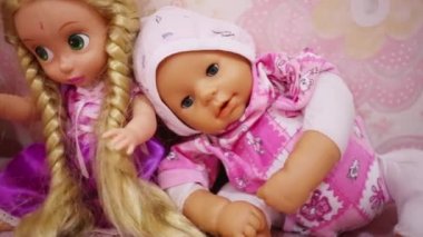 Üç güzel oyuncak bebek çocuk odasında rafta