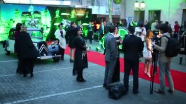 Moskova - 26 Nisan 2015: Eğer şehir Chicago karaoke kulüpte dergisi yılın ilk kutlama, fotoğrafçılar