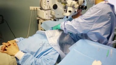 Doktor ve Yardımcısı oftalmik ameliyat sırasında elinde